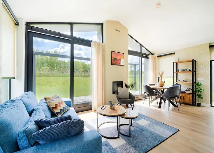 Near Kaag Lakes And Leiden Canals * Oud Ade