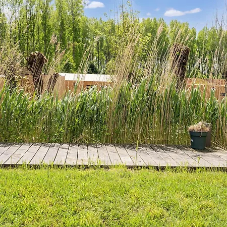 Near Kaag Lakes And Leiden Canals Дом отдыха